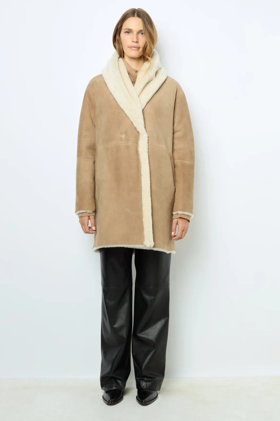 reversible_shearling_coat_2.webp Discount Reversible shearling coat with shawl collar - LEOCADIE Leather & Pelts