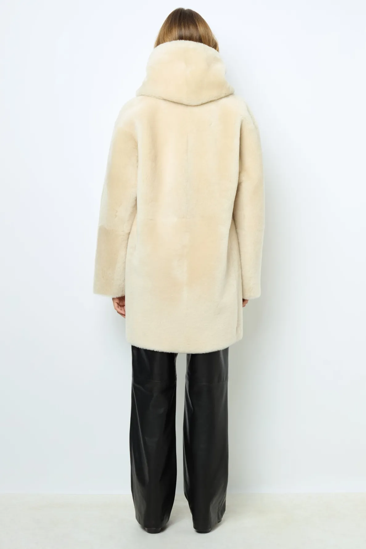 reversible_shearling_coat_3.webp Discount Reversible shearling coat with shawl collar - LEOCADIE Leather & Pelts