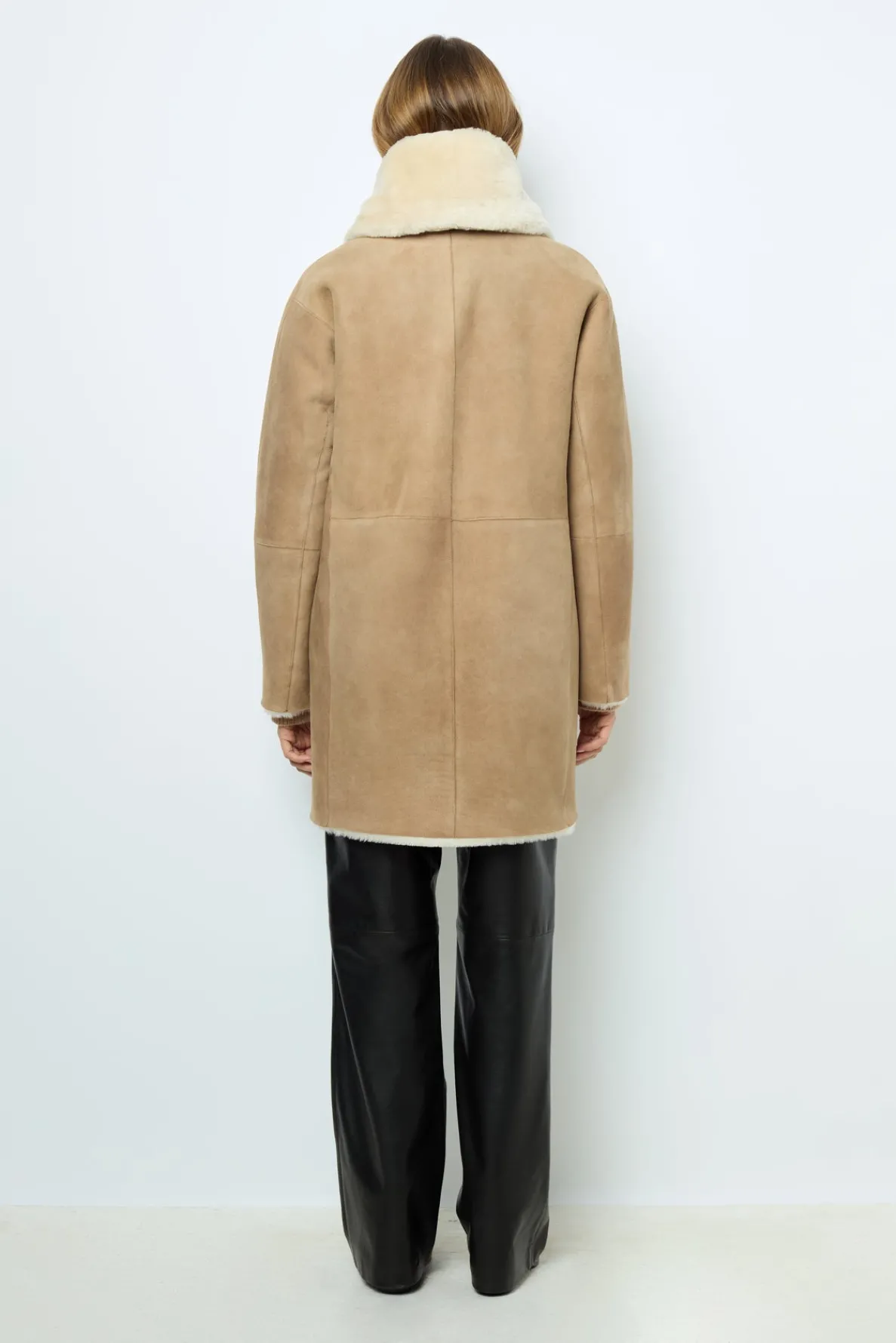 reversible_shearling_coat_5.webp Discount Reversible shearling coat with shawl collar - LEOCADIE Leather & Pelts
